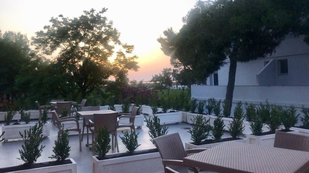 Hotel Pelikan Divjake Bagian luar foto