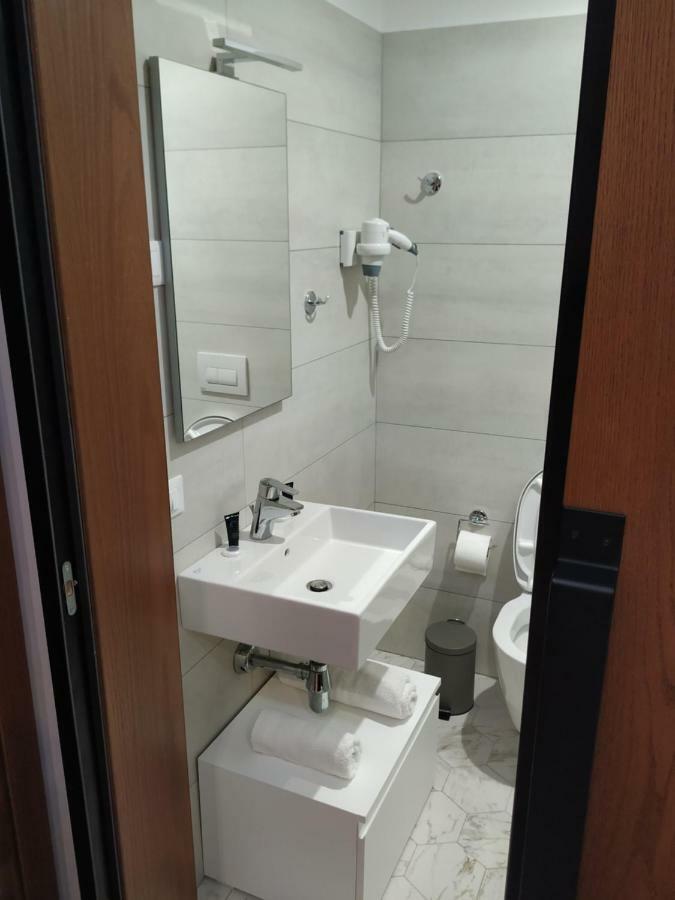 Hotel Pelikan Divjake Bagian luar foto